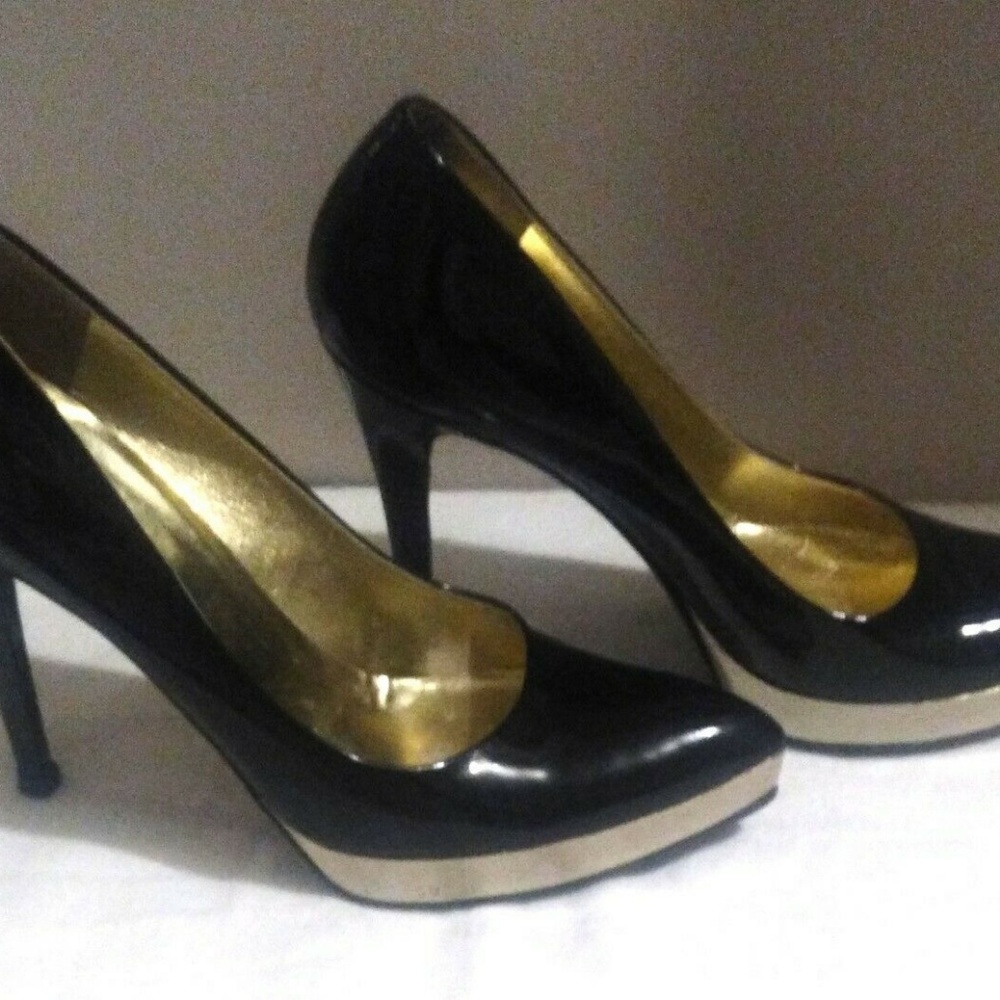 ~GUCCI HEELS~BLACK PATENT LEATHER WITH SILVER
